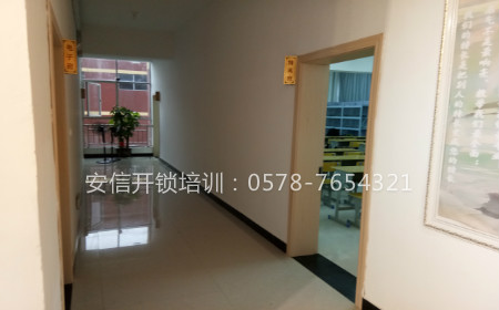 学习开锁技术：锁匠学校